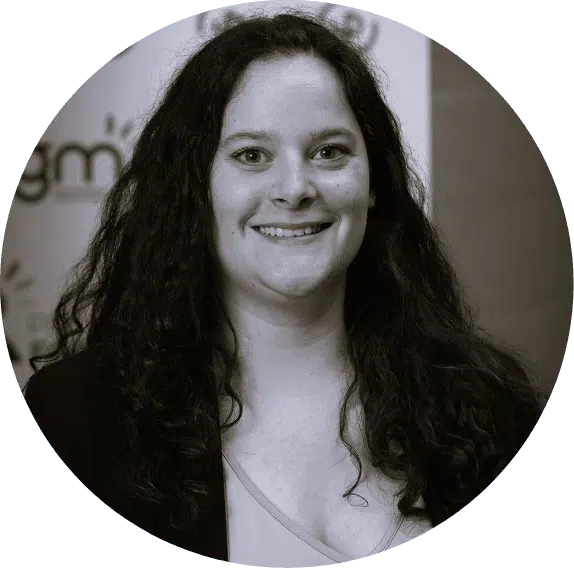 Photo de profil de la conseillère formation dans une bulle en noir et blanc