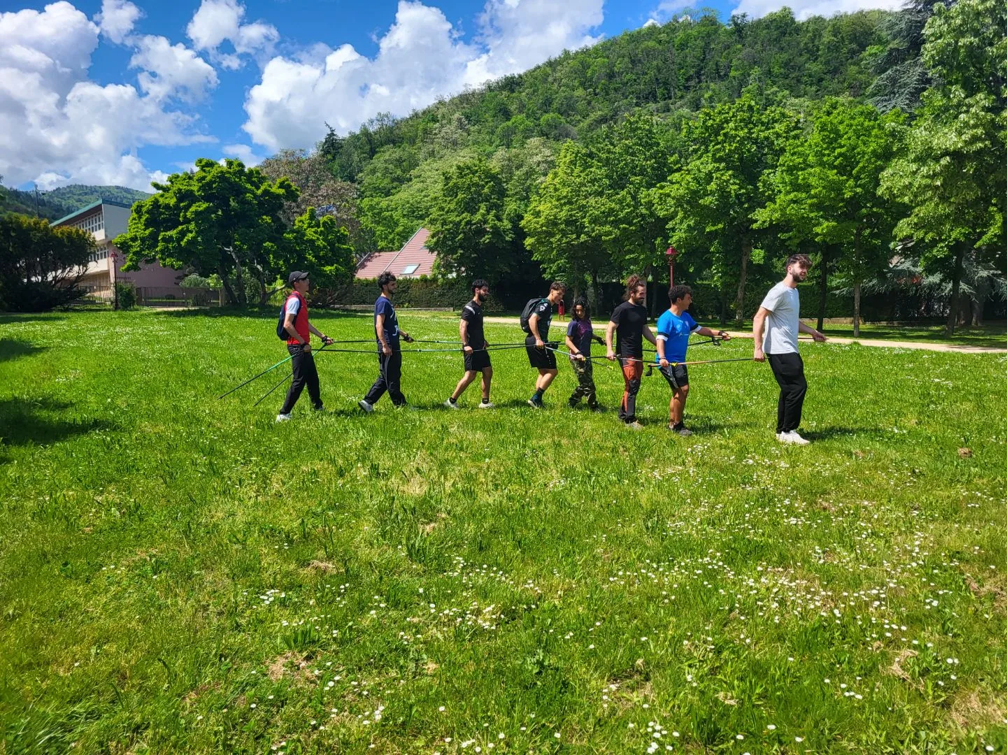 Étudiants en activité sportive encadrée en plein air dans l’école de commerce Haut-Rhin ESGM & Proformat, formation BPJEPS, BTS, Licence ou Master.