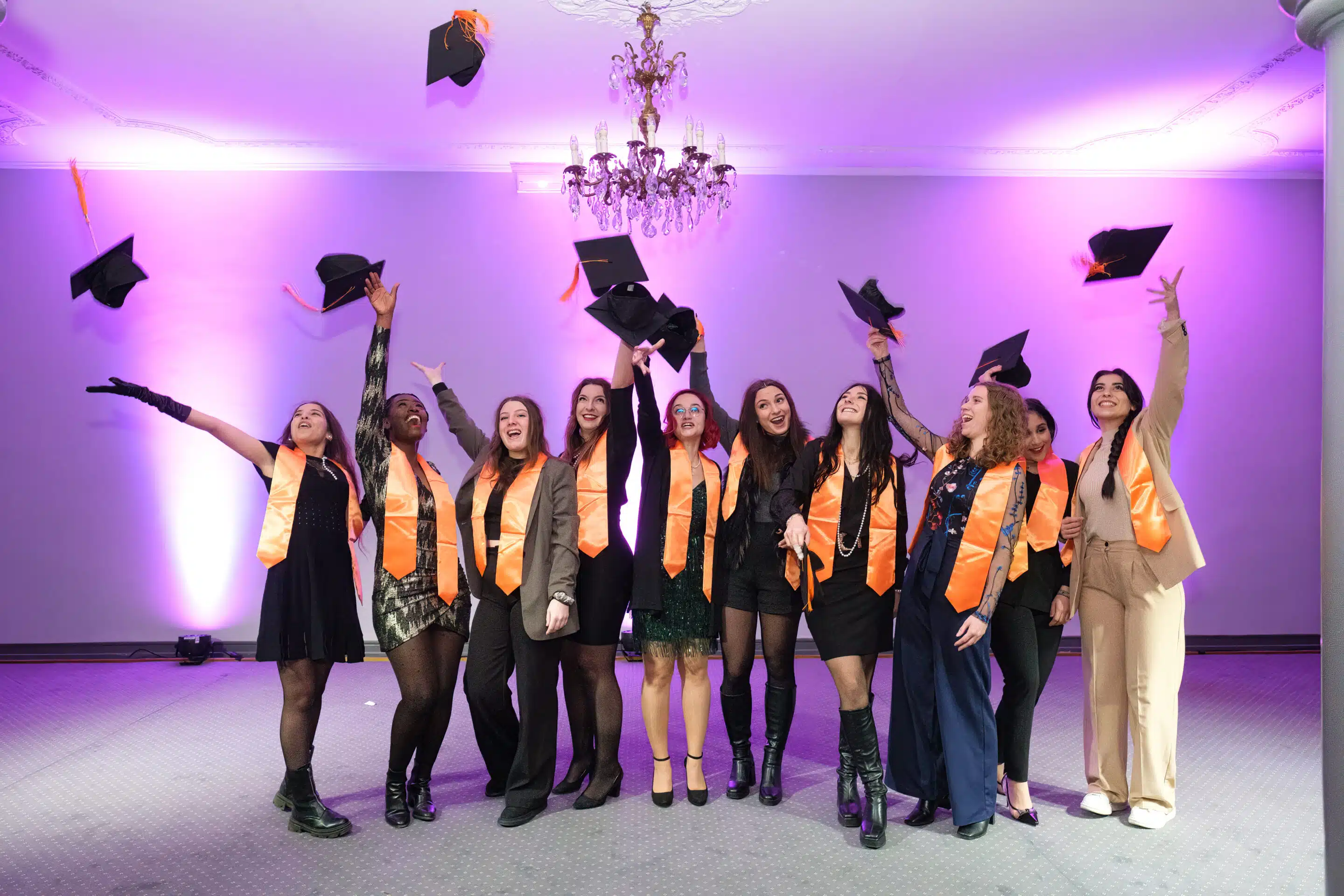 Ensemble d'étudiants qui lancent le chapeau de diplômé lors de leur soirée de remise des diplômes