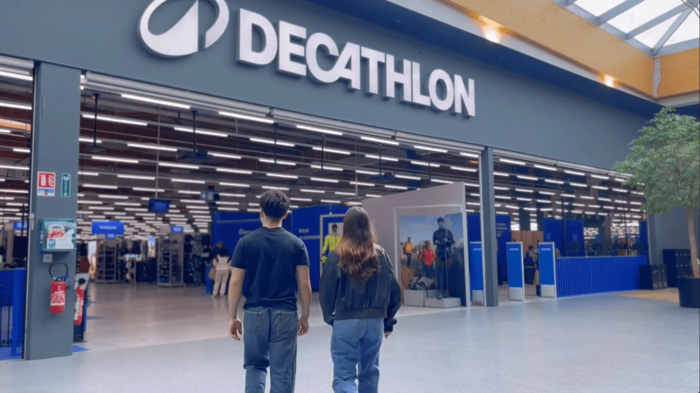 Capture d'écran de la vidéo réalisée par les BTS Communication pour annoncer le nouveau logo de l'enseigne Decathlon.