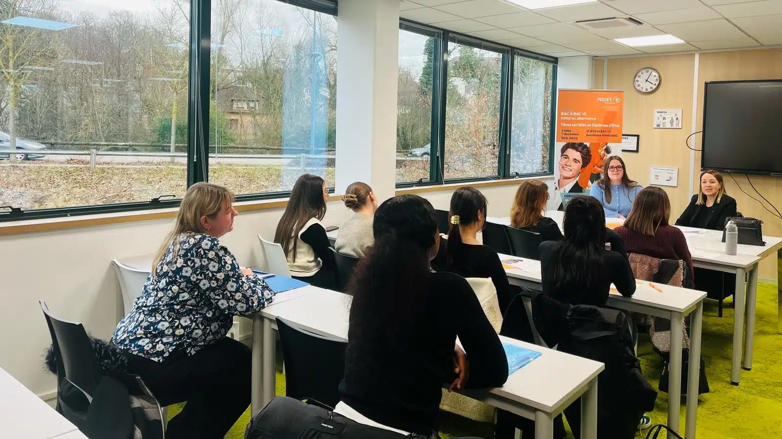 Des étudiants assistent à une intervention en salle de classe, avec deux intervenantes animant une conférence dans le cadre de leur formation en BTS ou bachelor