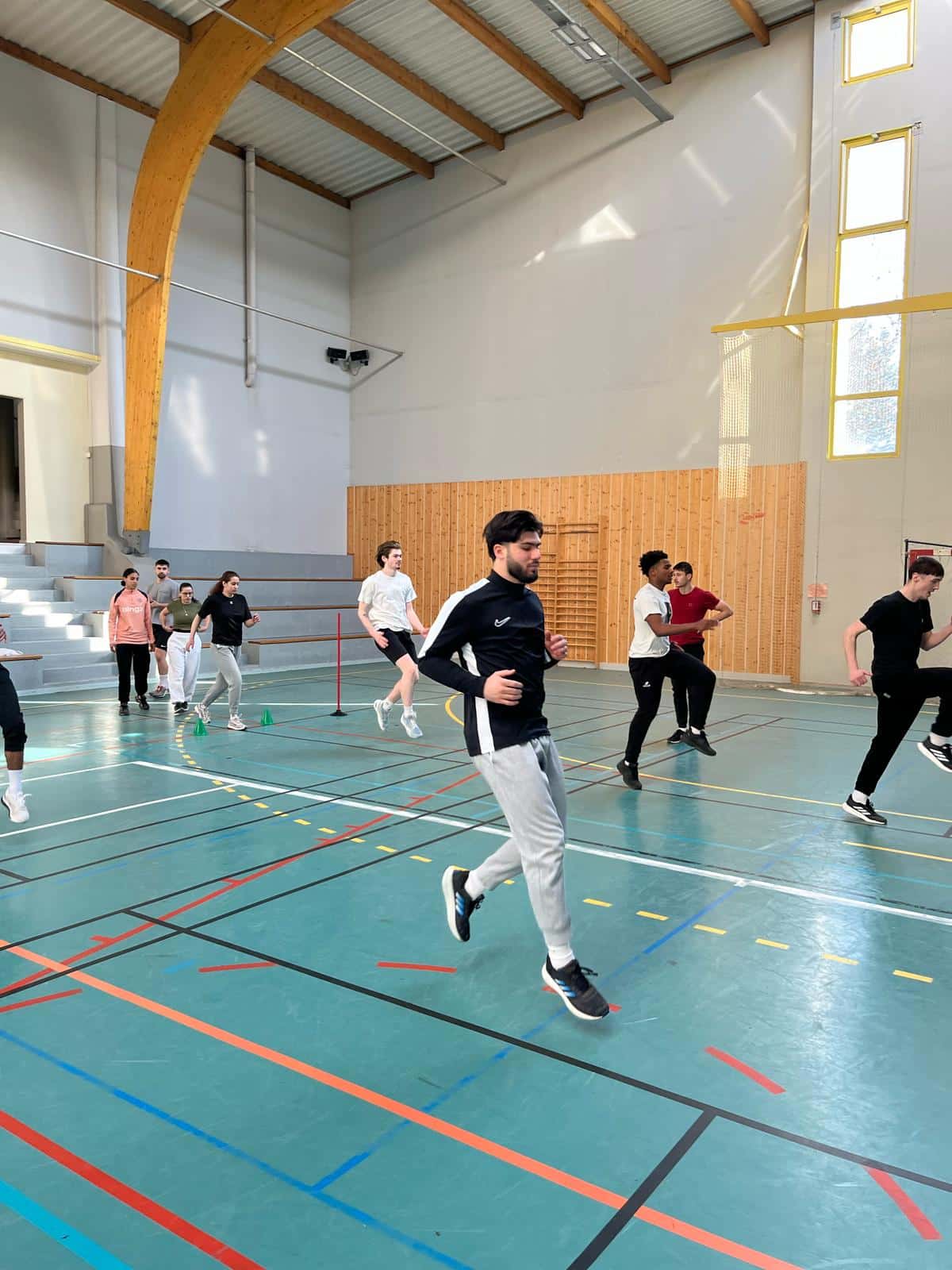 Cycle athlétisme échauffement avec des élèves de BPJEPS à Mulhouse