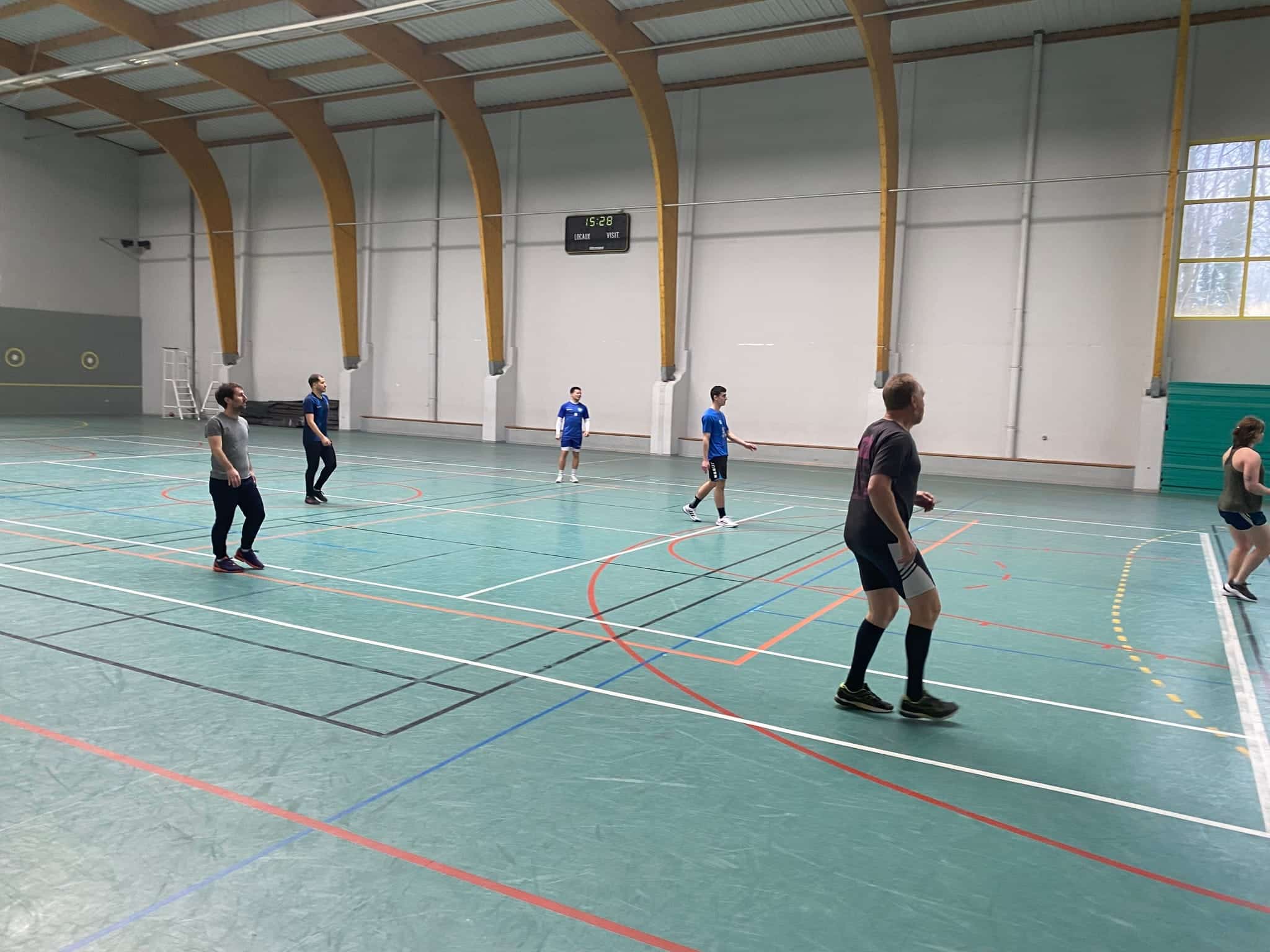 Milieu du terrains de handball avec des élèves de BPJEPS à Mulhouse en cycle de formation Handball