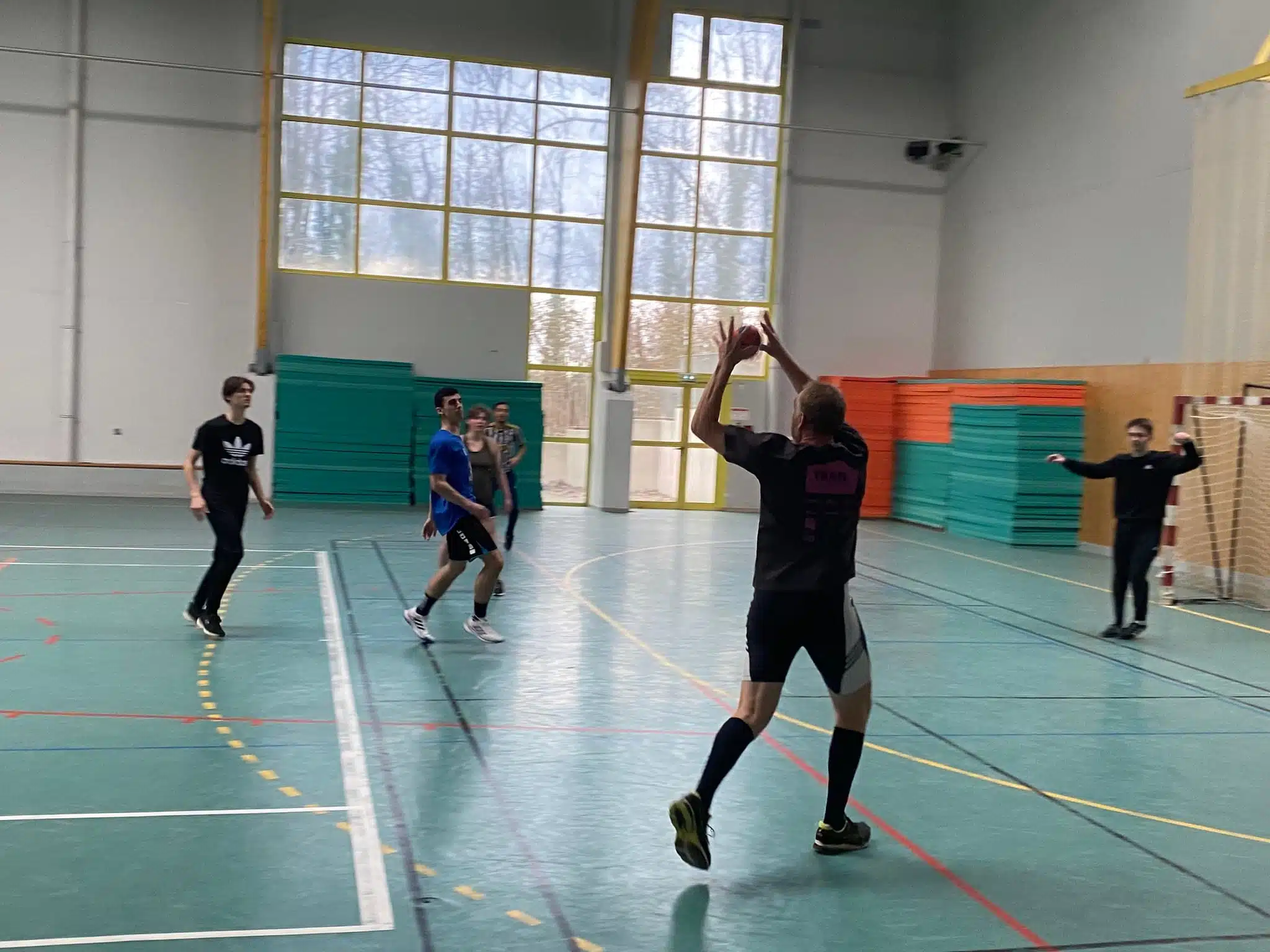 Joueur de handball sur un terrain pour le cycle Handball de la formation BPJEPS Mulhouse