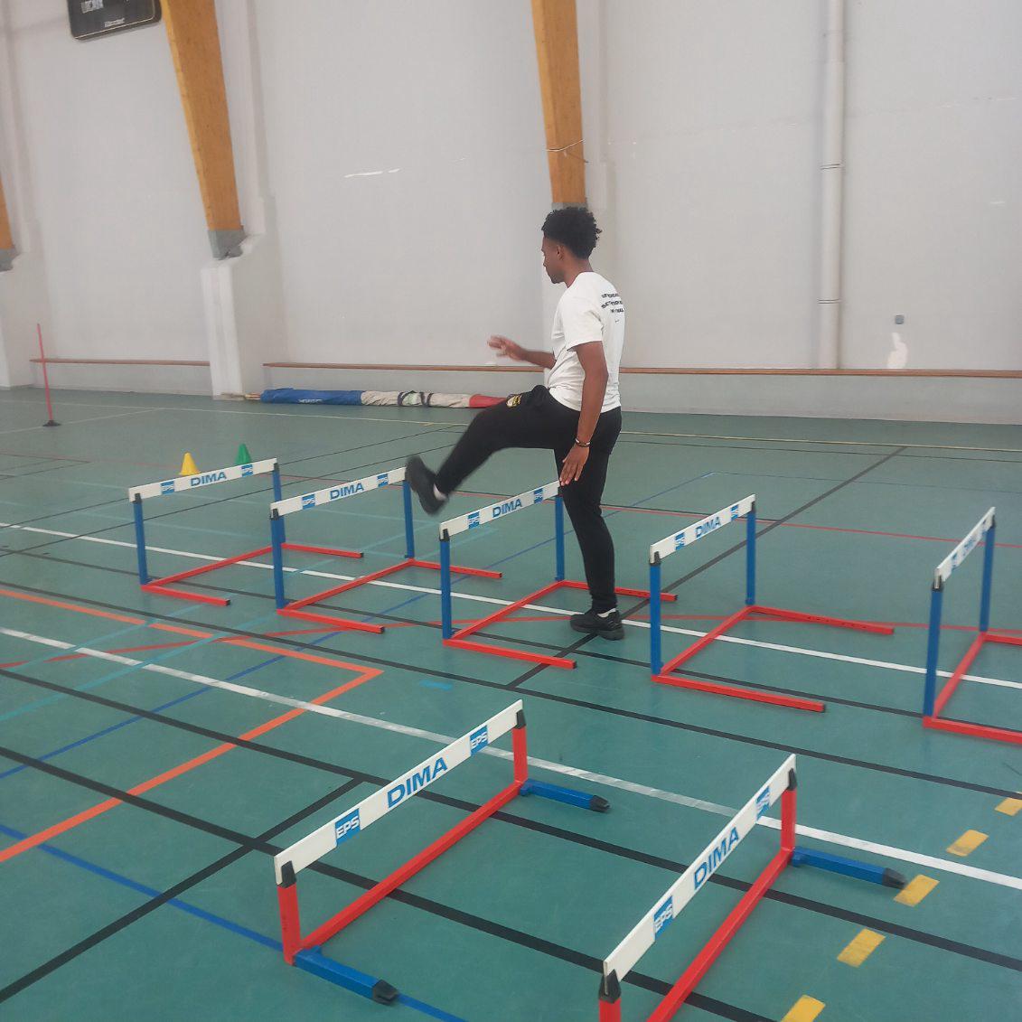 Élève de BPJEPS à Mulhouse en exercice d’athlétisme, saut de haie en salle