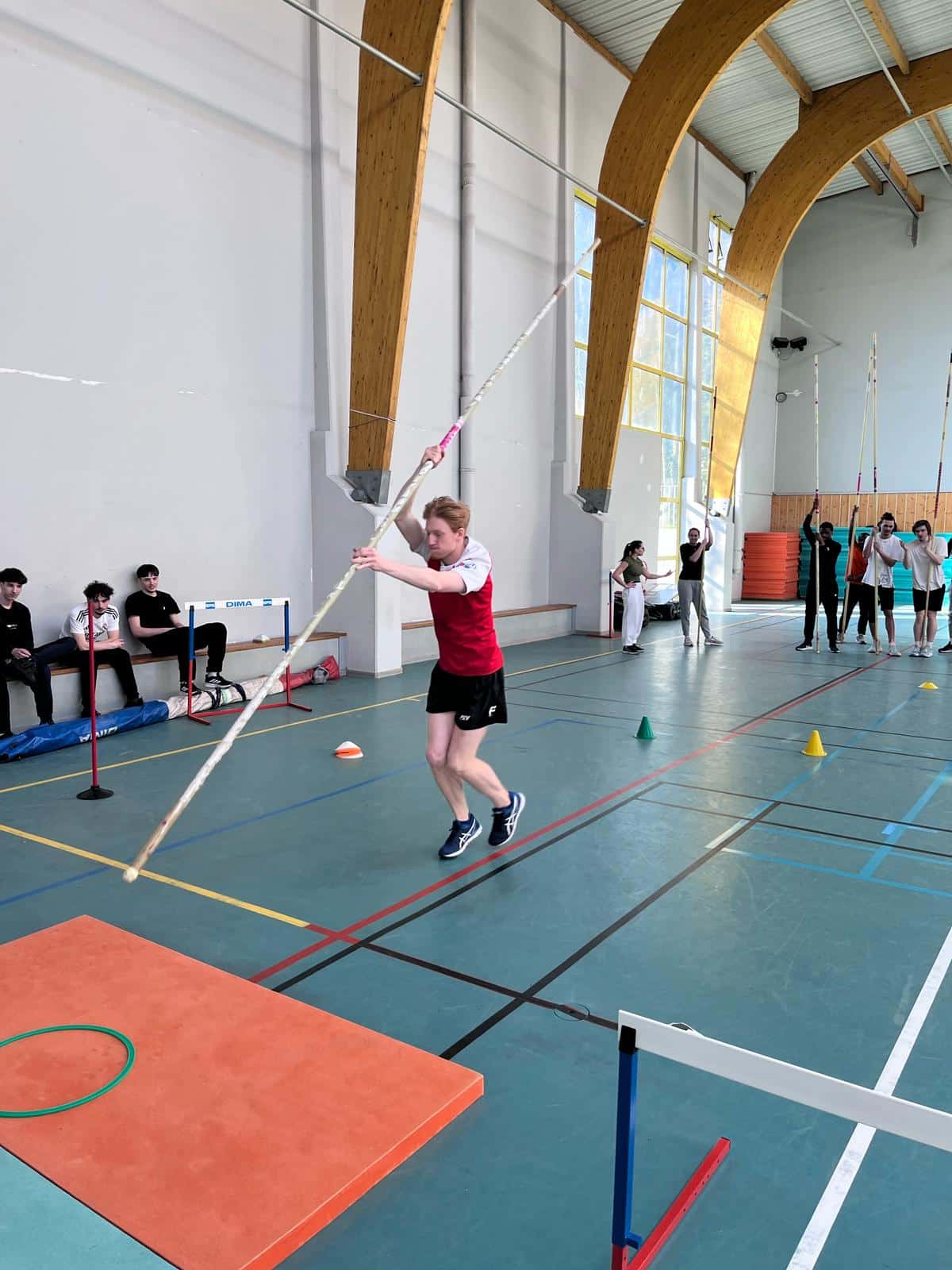 Élève en BPJEPS Mulhouse en initiation au saut à la perche