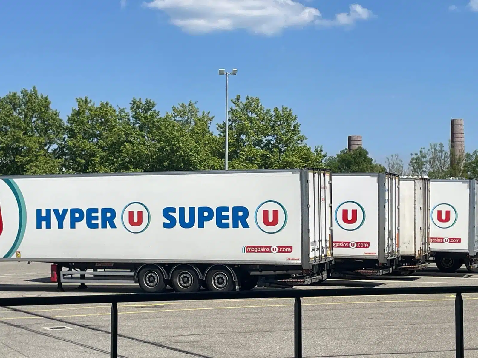 Remorques de camion Système U garées en ligne lors de la visite d’ESGM & Proformat - Pigier Mulhouse