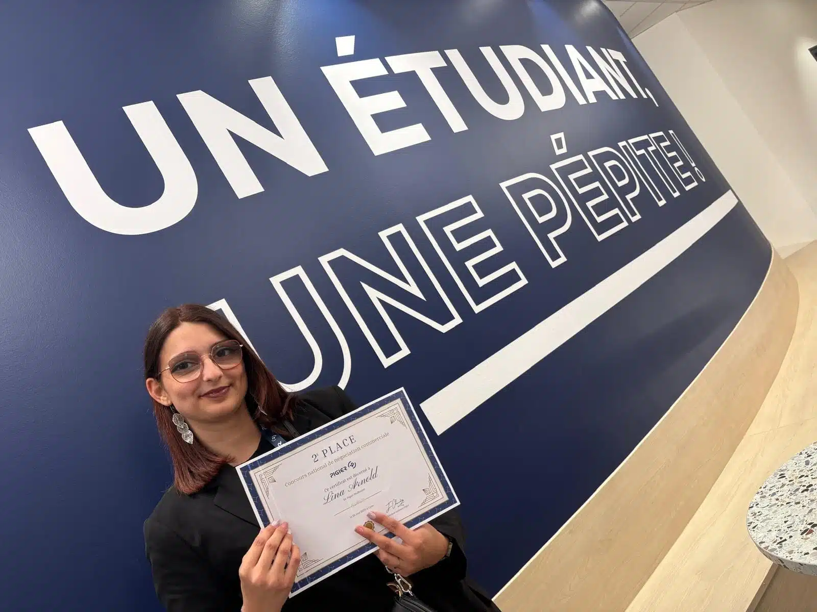 Lina Arnold remportant la deuxième place au concours national de négociation commerciale lors de sa licence en commerce à Mulhouse