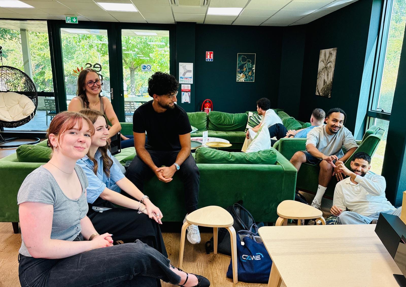 Groupe de personnes deMBACommerce dans la salon de l'école ESGM & PROFORMAT à Mulhouse.