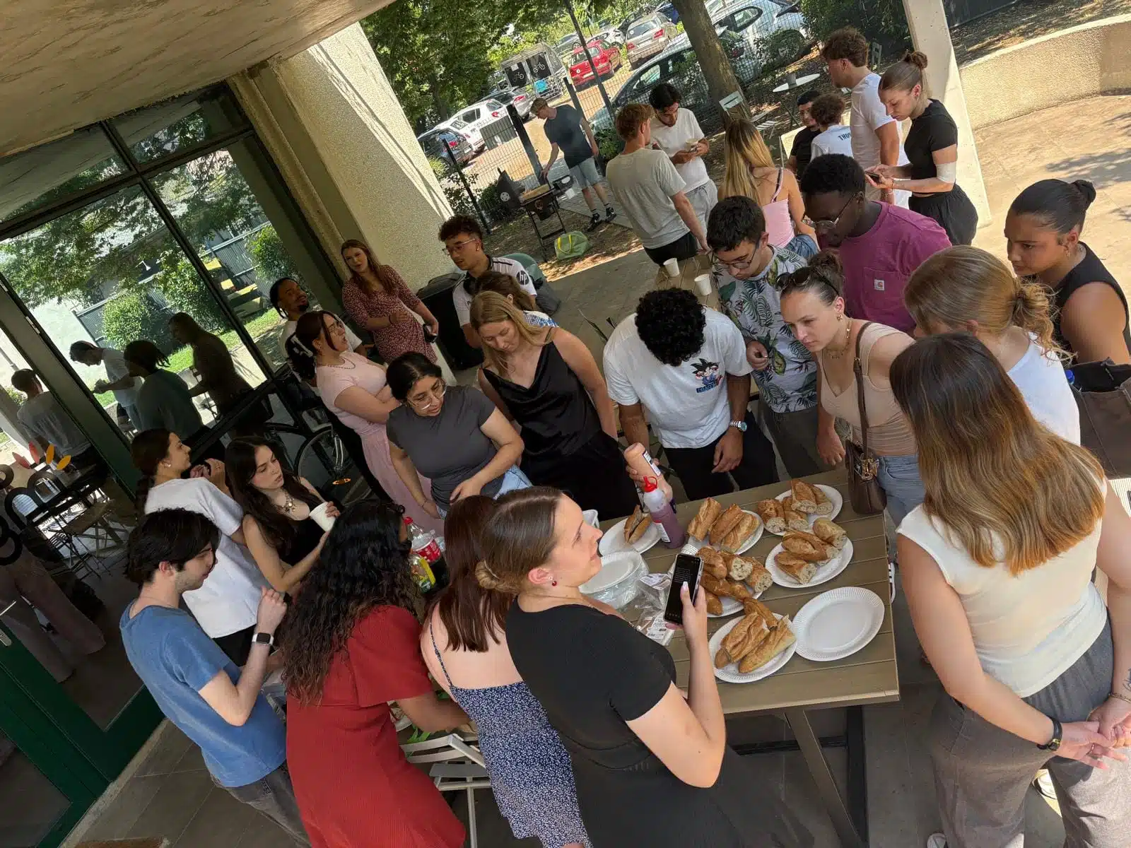 Etudiants de toutes les promotions lors d'un barbecue de fin d'année à l'école ESGM & Proformat à Mulhouse
