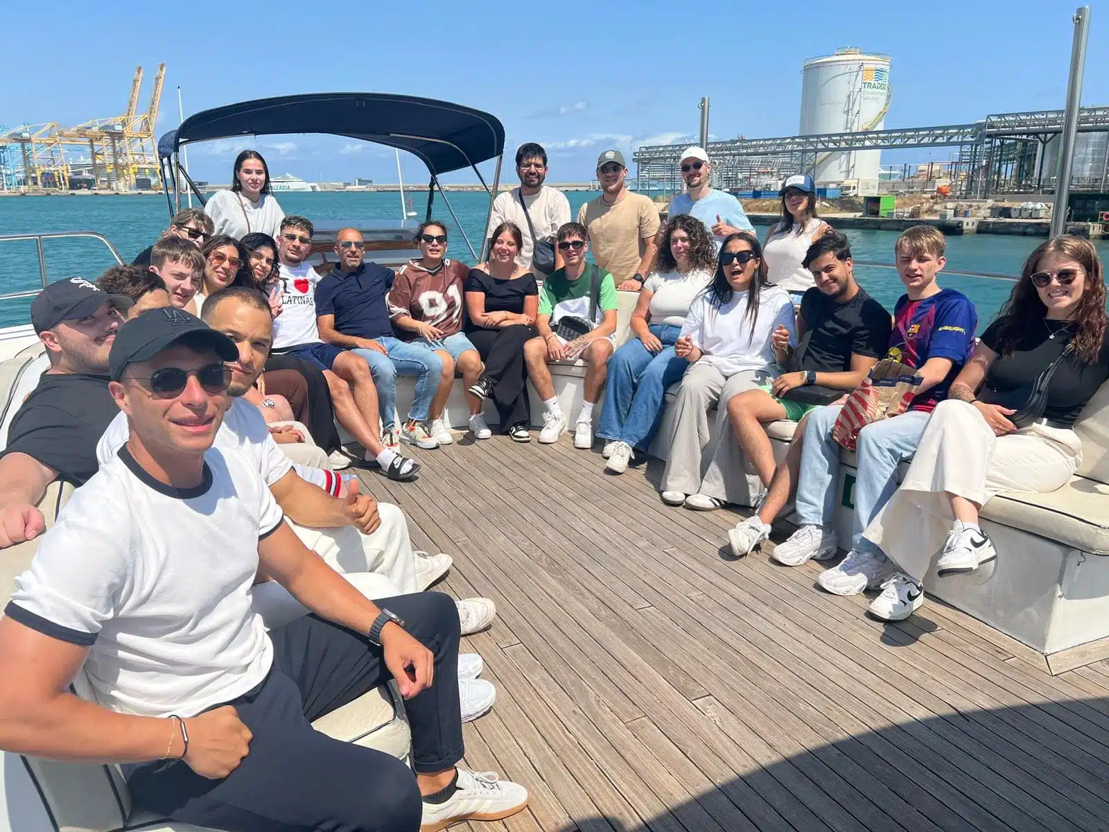 Photo de groupe de la promotion CLTD 2025 de l'Esgm & Proformat – Pigier Mulhouse dans le port de Barcelone durant leur voyage pédagogique