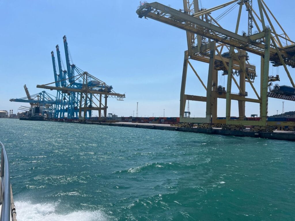 Visite du port commercial de Barcelone, et des quais de chargement par la promotion CLTD 2025 de l'Esgm & Proformat – Pigier Mulhouse pendant le voyage pédagogique