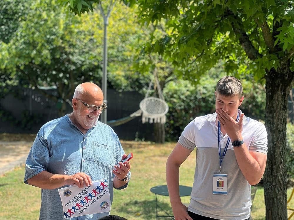Échange convivial entre un représentant des Lions Clubs et un jeune participant international – Pigier Mulhouse