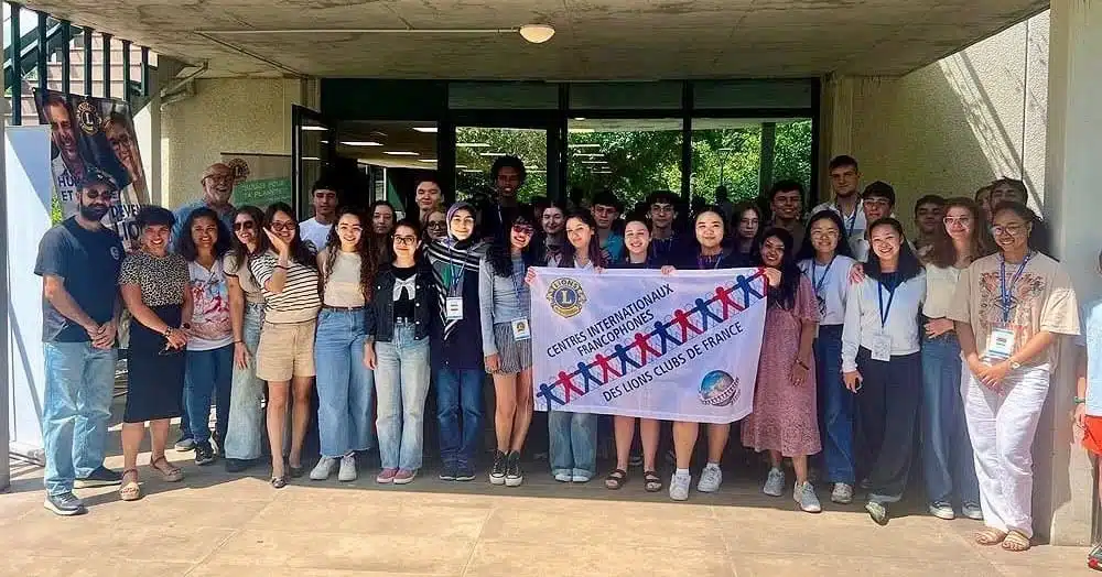 Photo de groupe devant le campus avec les 31 jeunes venus de 25 pays – Centres Internationaux Francophones