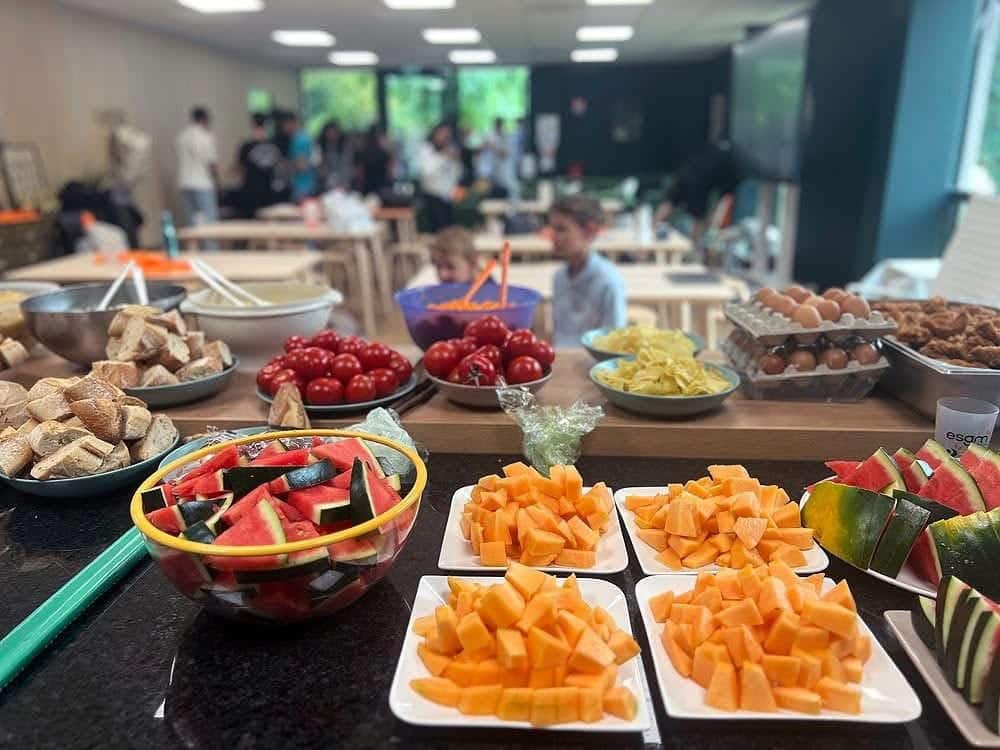 Buffet coloré et convivial proposé aux jeunes participants lors de la journée internationale – Pigier Mulhouse