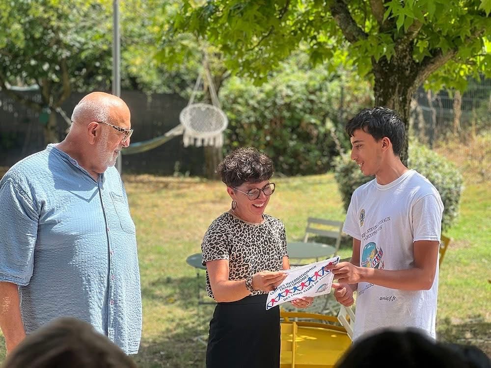 Moment de remise de fanion entre Aurélie Vervoort et un jeune ambassadeur francophone