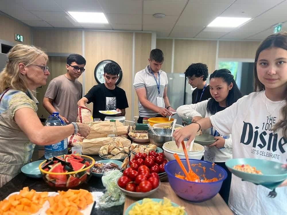 Temps de repas partagé entre jeunes participants internationaux dans une ambiance conviviale