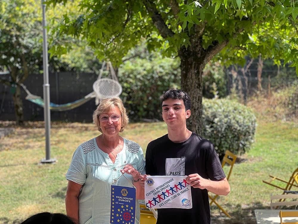Remise de fanion entre un jeune participant et une représentante Lions Clubs – Pigier Mulhouse