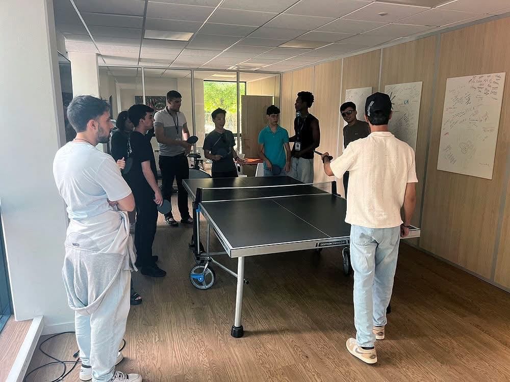 Partie de ping-pong entre participants pour clôturer une journée riche en échanges culturels
