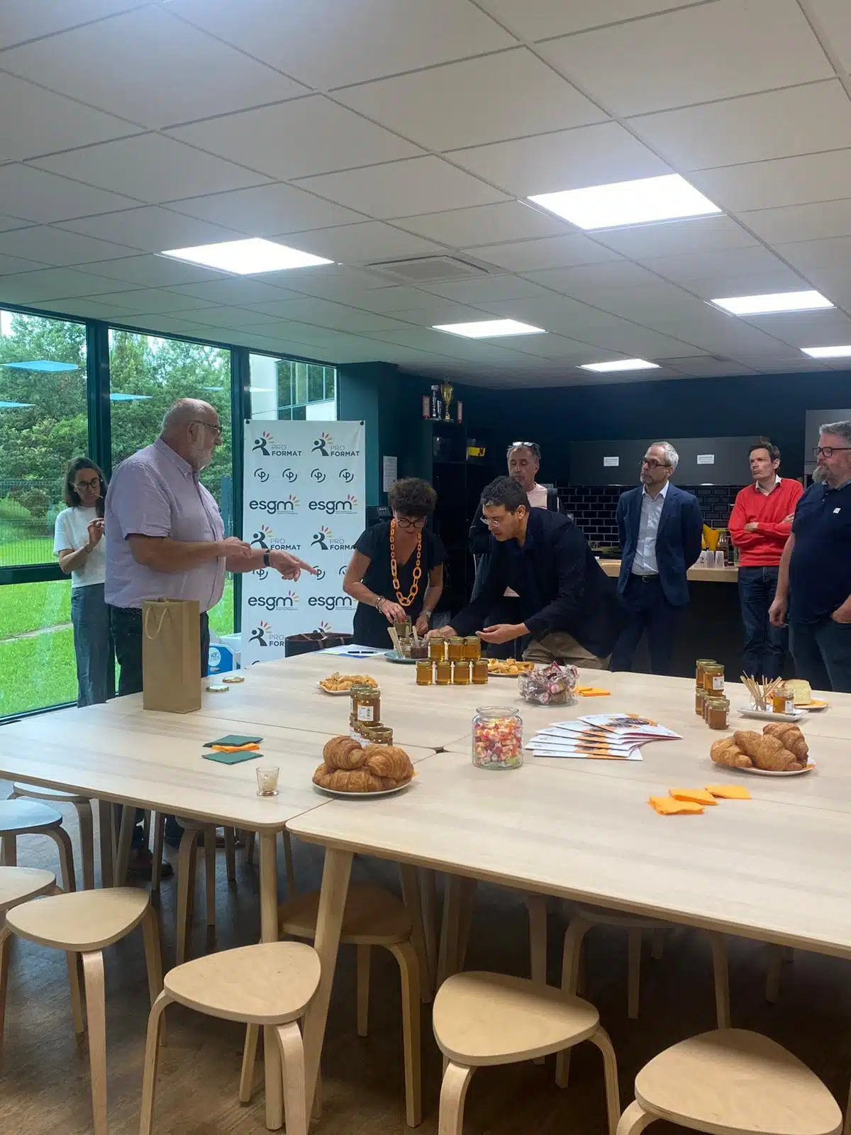 Dégustation de nos pots de miel lors du « Cafés des Parcs » sur le campus de notre école de commerce Mulhouse. Une expérience conviviale qui permet de découvrir les produits locaux du campus et de partager un moment de convivialité.
