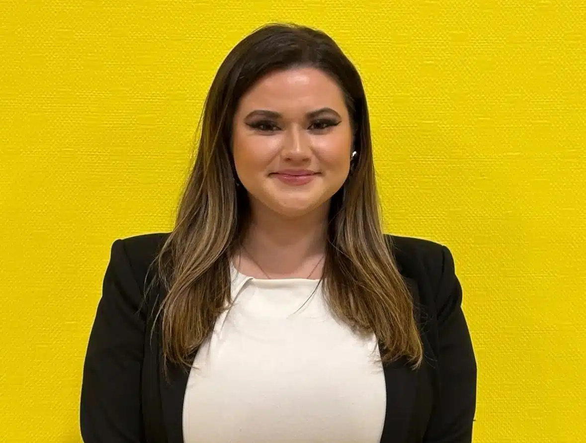 Femme en costume devant un mur jaune, Manon Gehin.