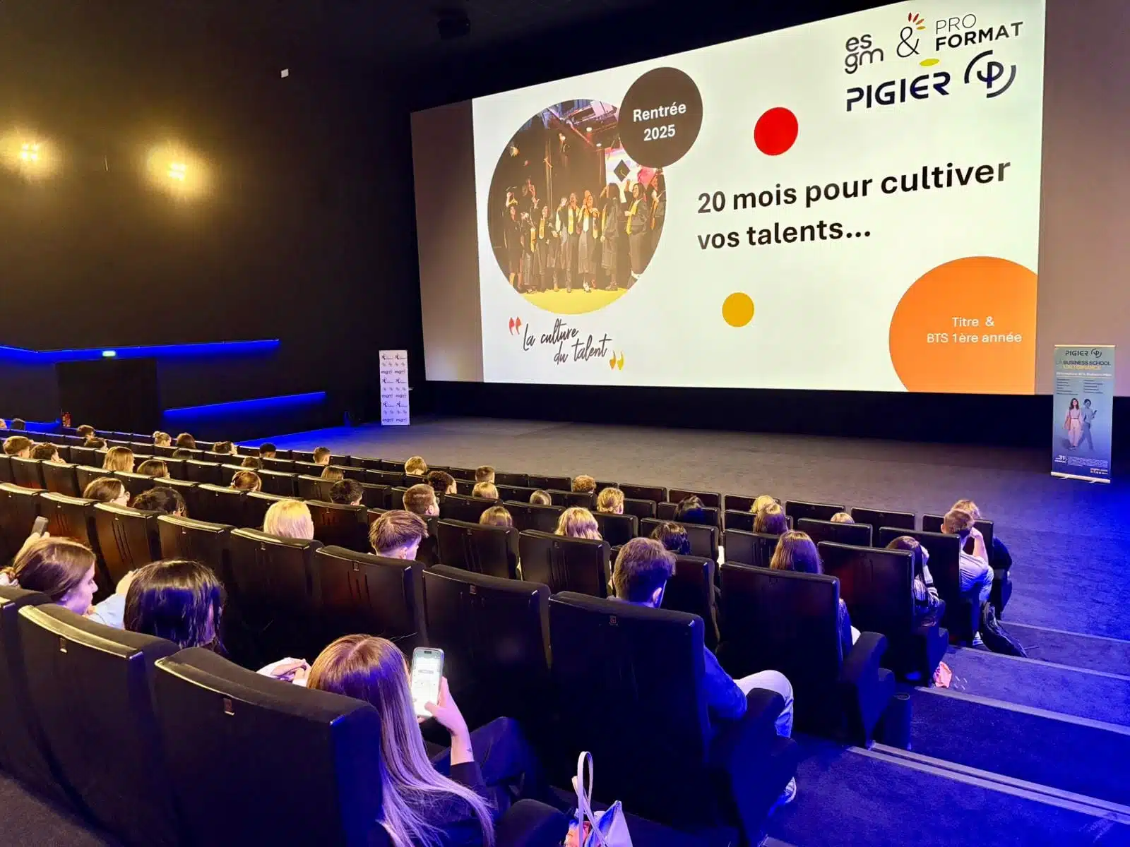 Salle de cinéma avec des étudiants pour la rentrée des classes 2025 au cinéma de Cernay, pour notre école de commerce Mulhouse. Un moment convivial pour accueillir les nouvelles promotions et lancer l’année académique.