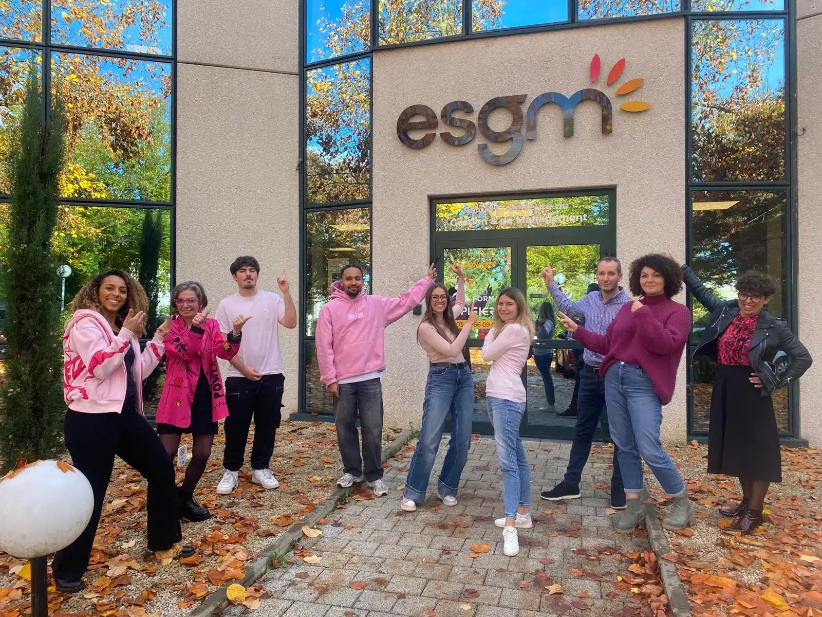 Membres de l’équipe pédagogique du campus ESGM & Proformation – Pigier Mulhouse, vêtus de rose, devant le bâtiment de l’école, participant à la journée de sensibilisation Octobre Rose. Une mobilisation pour promouvoir le dépistage du cancer du sein et sensibiliser nos étudiants et le personnel à cette cause importante.