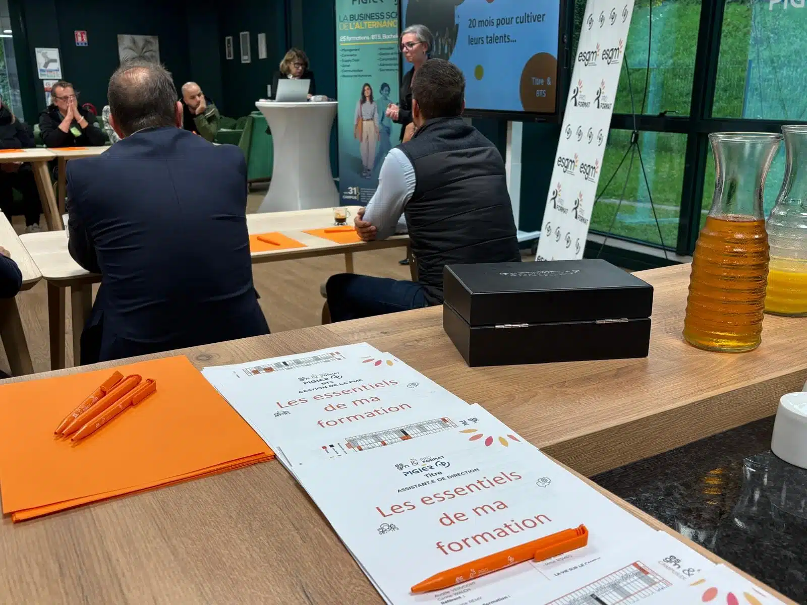 Table avec les supports « Les essentiels de ma formation » lors d’une réunion Tut’Heures dans notre école de commerce Mulhouse. Des outils pratiques pour accompagner efficacement les étudiants et structurer le suivi pédagogique.