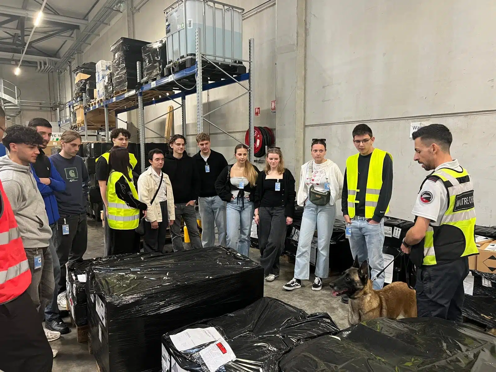 Étudiants en BTS GTLA découvrant l’inspection à la douane de l’aéroport de Bâle-Mulhouse. Une immersion pratique pour observer les procédures de sécurité et de contrôle des marchandises et passagers.