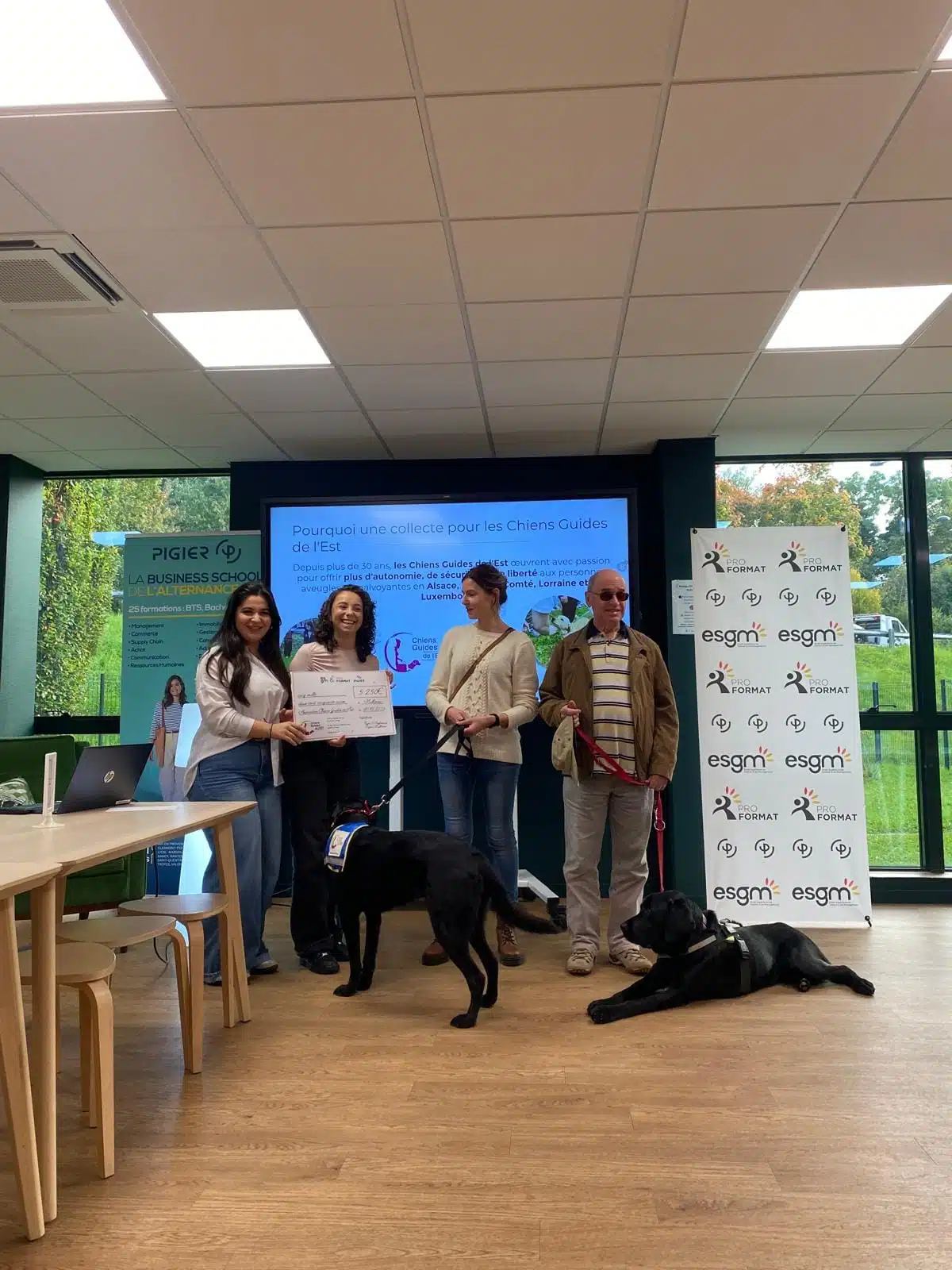 Deux de nos étudiantes remettent un chèque pour l’association des Chiens Guides d’Aveugle dans notre école de commerce Mulhouse. Un geste solidaire pour soutenir l’autonomie et le quotidien des personnes malvoyantes ou aveugles.