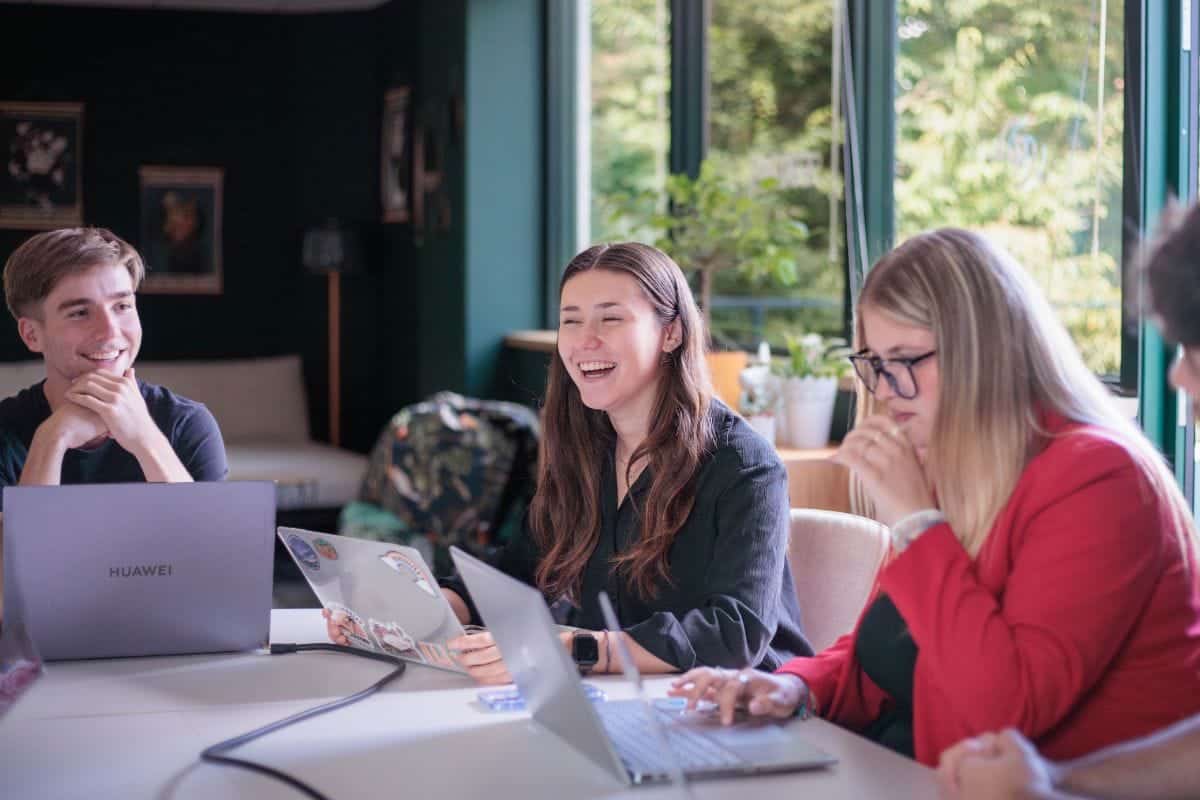 Étudiants du BTS Communication en travail de groupe dans la salle des intervenants de notre école de commerce Mulhouse. Collaboration, créativité et échange : nos étudiants développent leurs compétences professionnelles dans un cadre pédagogique stimulant.