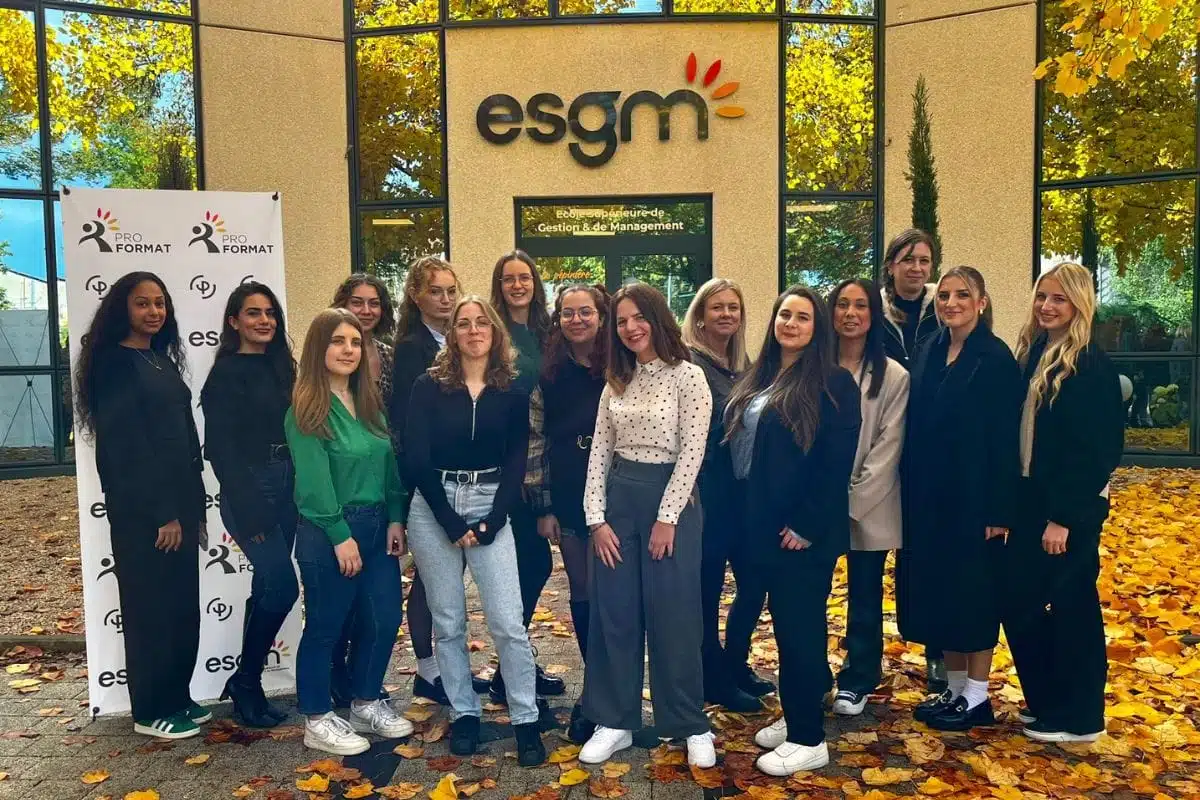 Classe de CMRH à l’école ESGM posant pour la photo de classe devant notre école de commerce Mulhouse. Un moment symbolique qui illustre la cohésion et l’esprit de groupe de nos étudiants.