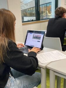 Une étudiante en pleine épreuve de BTS blanc