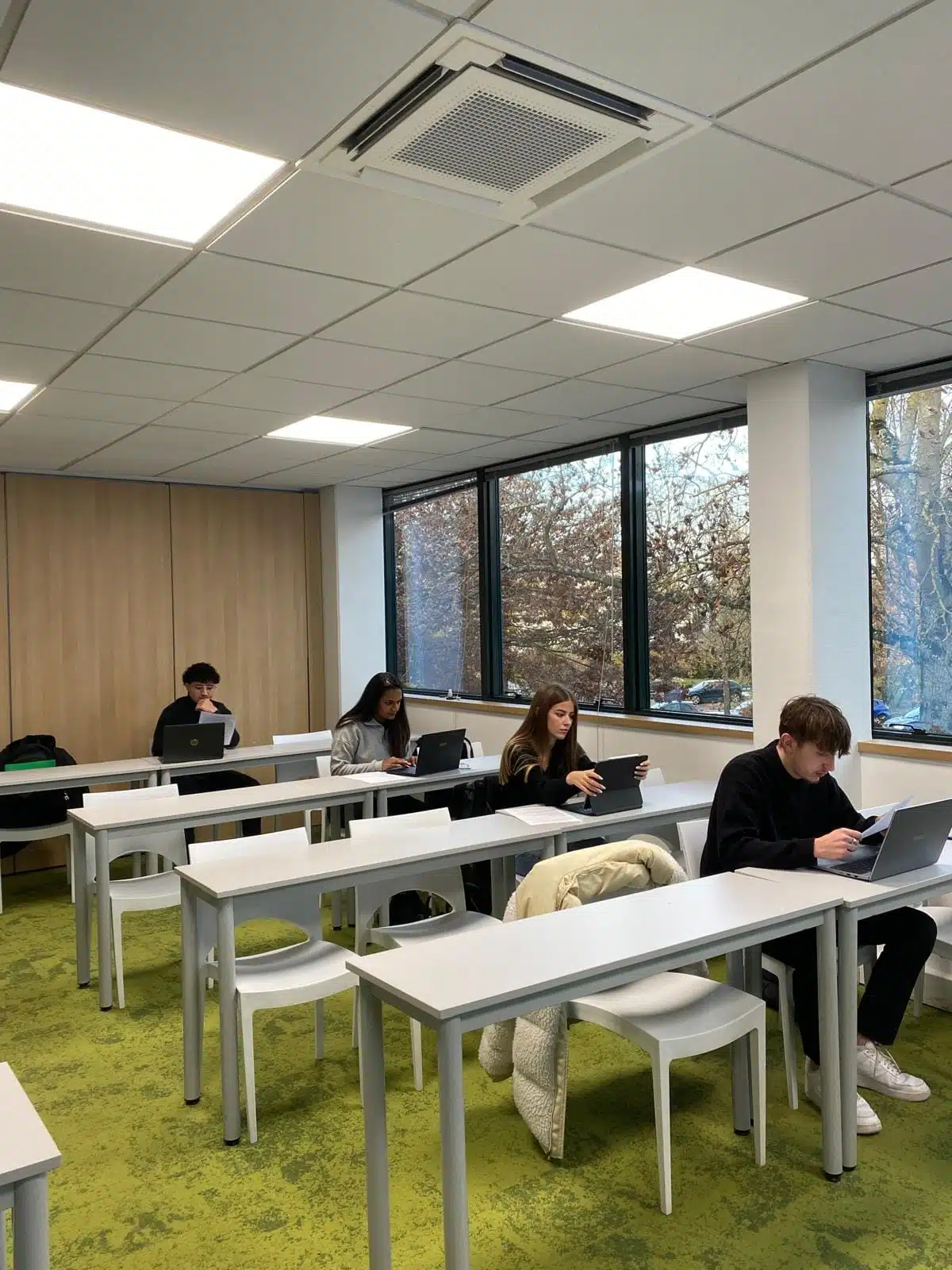 Étudiants en pleine épreuve de BTS blanc dans notre école de commerce Mulhouse. Un moment essentiel de préparation pour renforcer leurs compétences et se familiariser avec les conditions de l’examen.