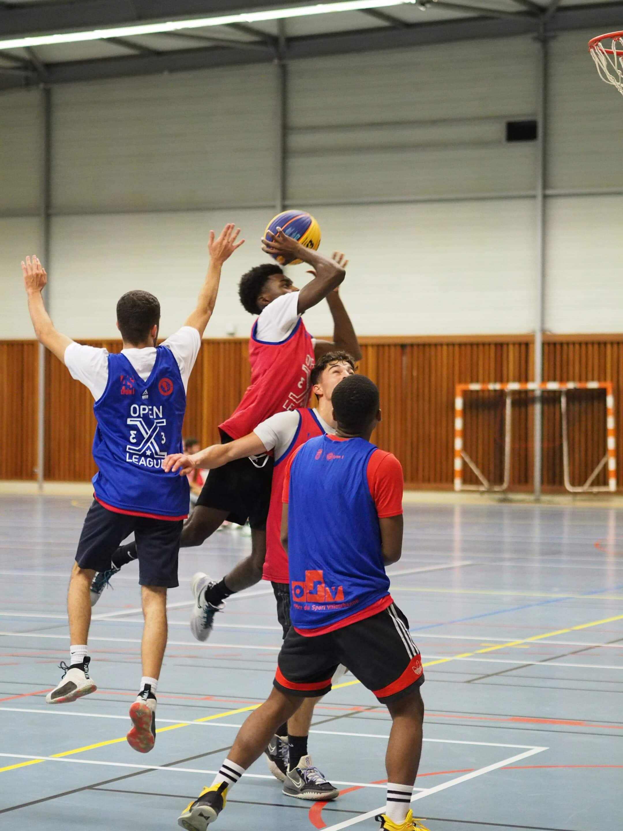 Cours de basket pour nos étudiants BPJEPS dans notre école de Mulhouse. Esprit d’équipe, coordination et technique : nos étudiants développent leurs compétences sportives pour leur futur métier.
