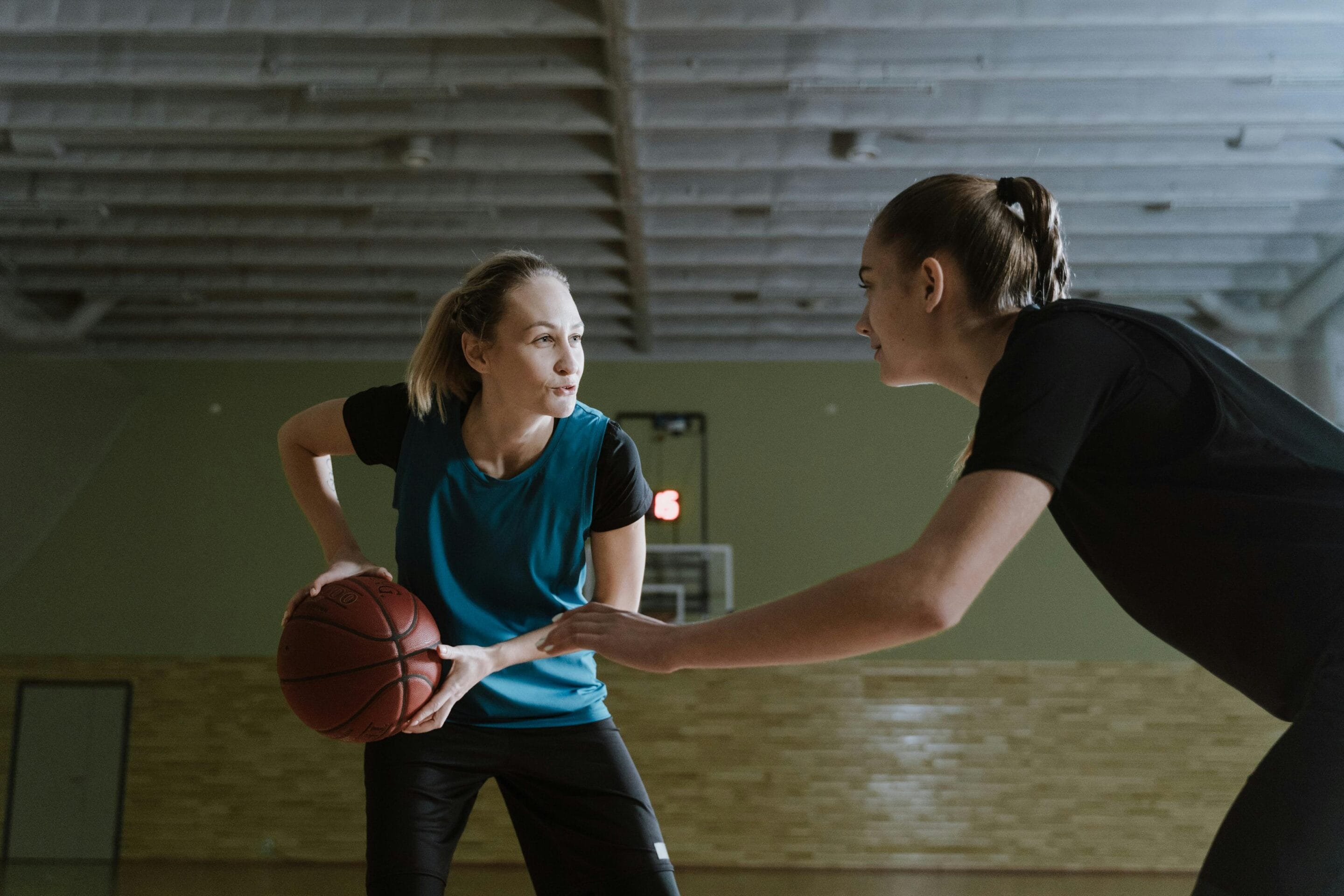 Deux joueuses de basketball en action.