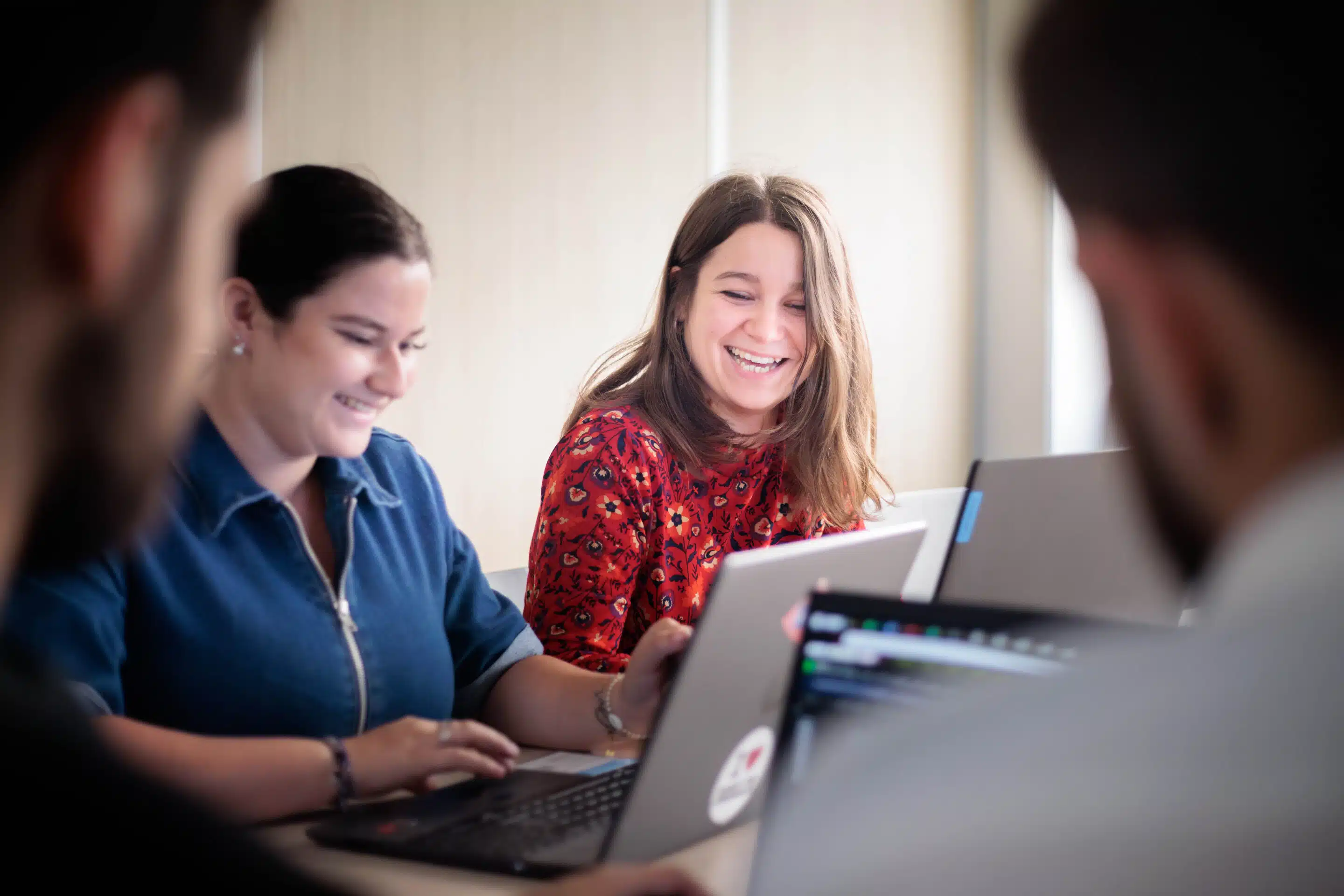 Nos étudiants en licence ou MBA commerce à Mulhouse entrain de travailler