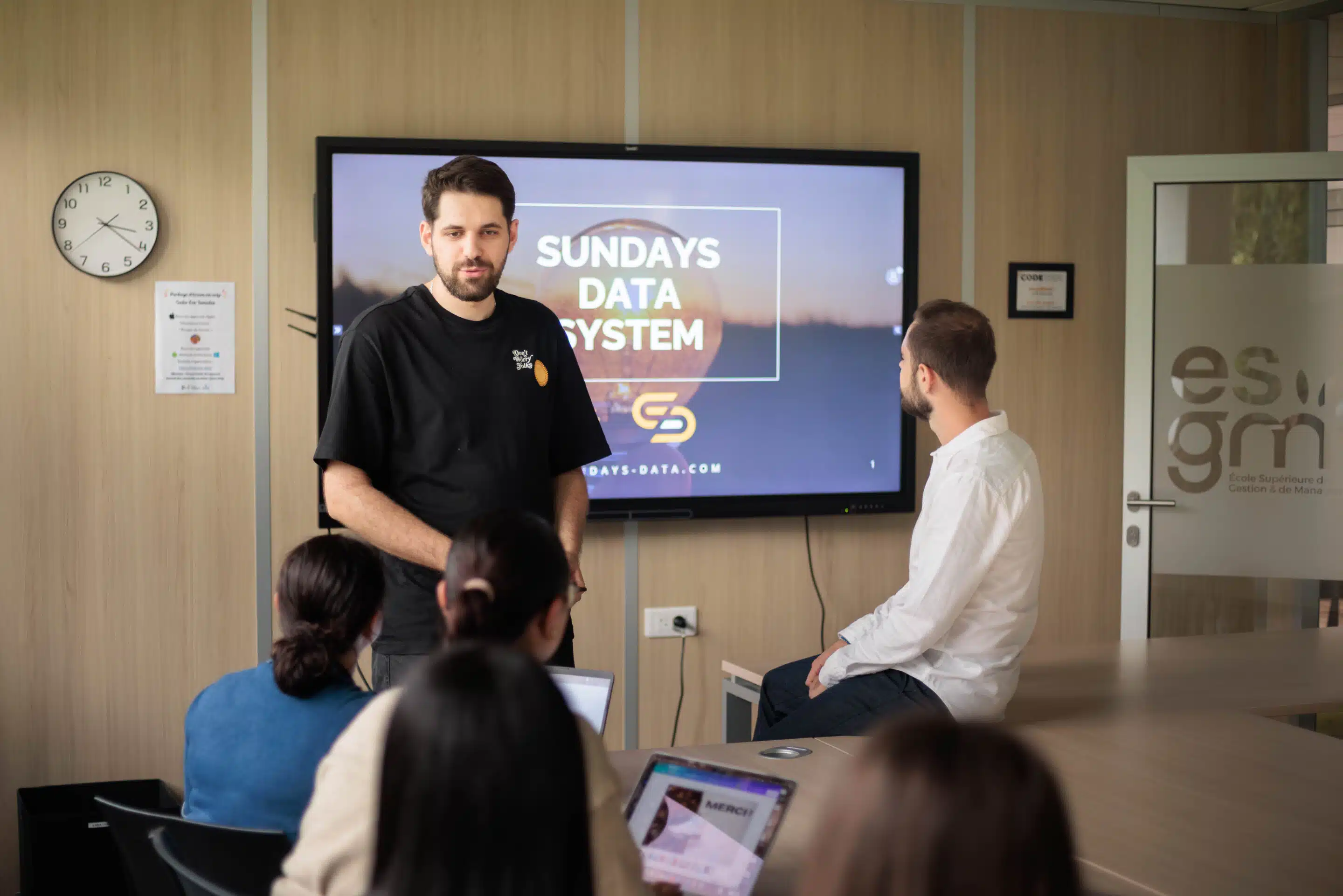 Etudiants en présentation commerce