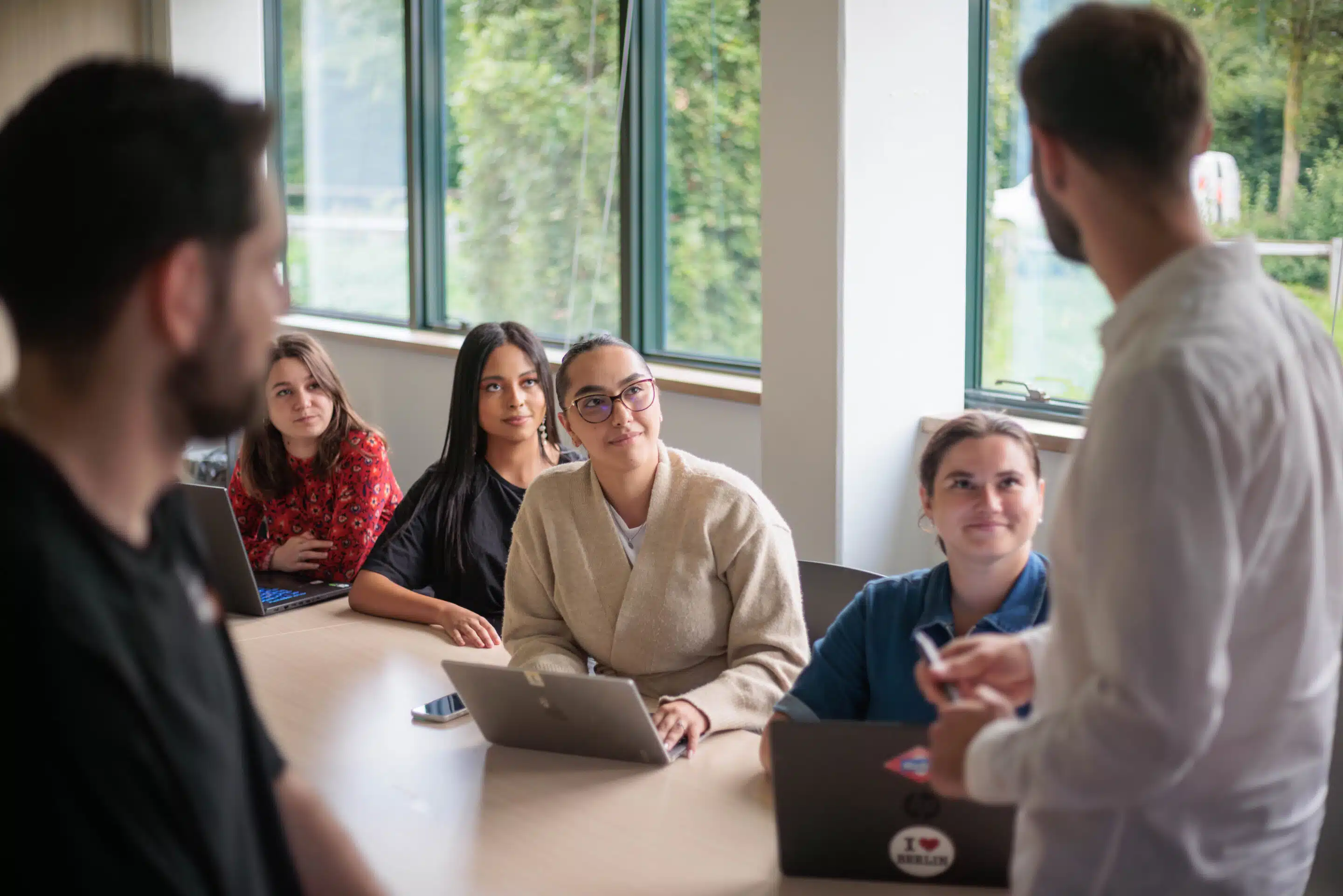 Des élèves de Master prennent la pose au campus de l'ESGM & PROFORMAT