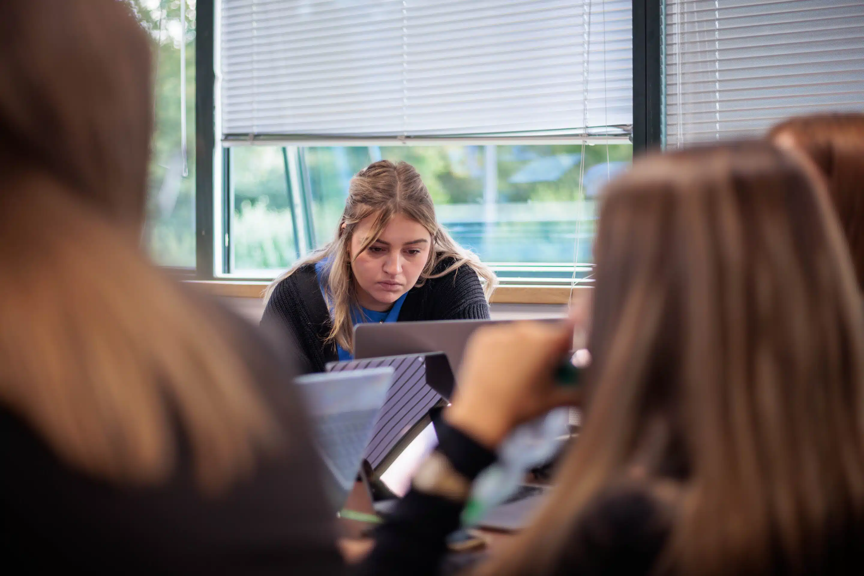 Etudiante en mba qui étudie dans un cours de commerce dans notre école de commerce à Mulhouse
