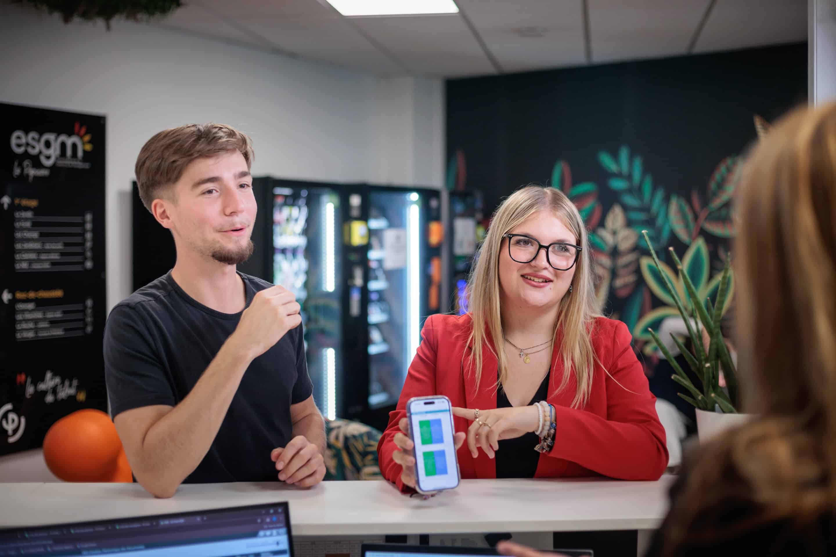 Des élèves de BTS prennent la pose au campus de l'Ecole Supérieure de Management et de Gestion. Mulhouse.