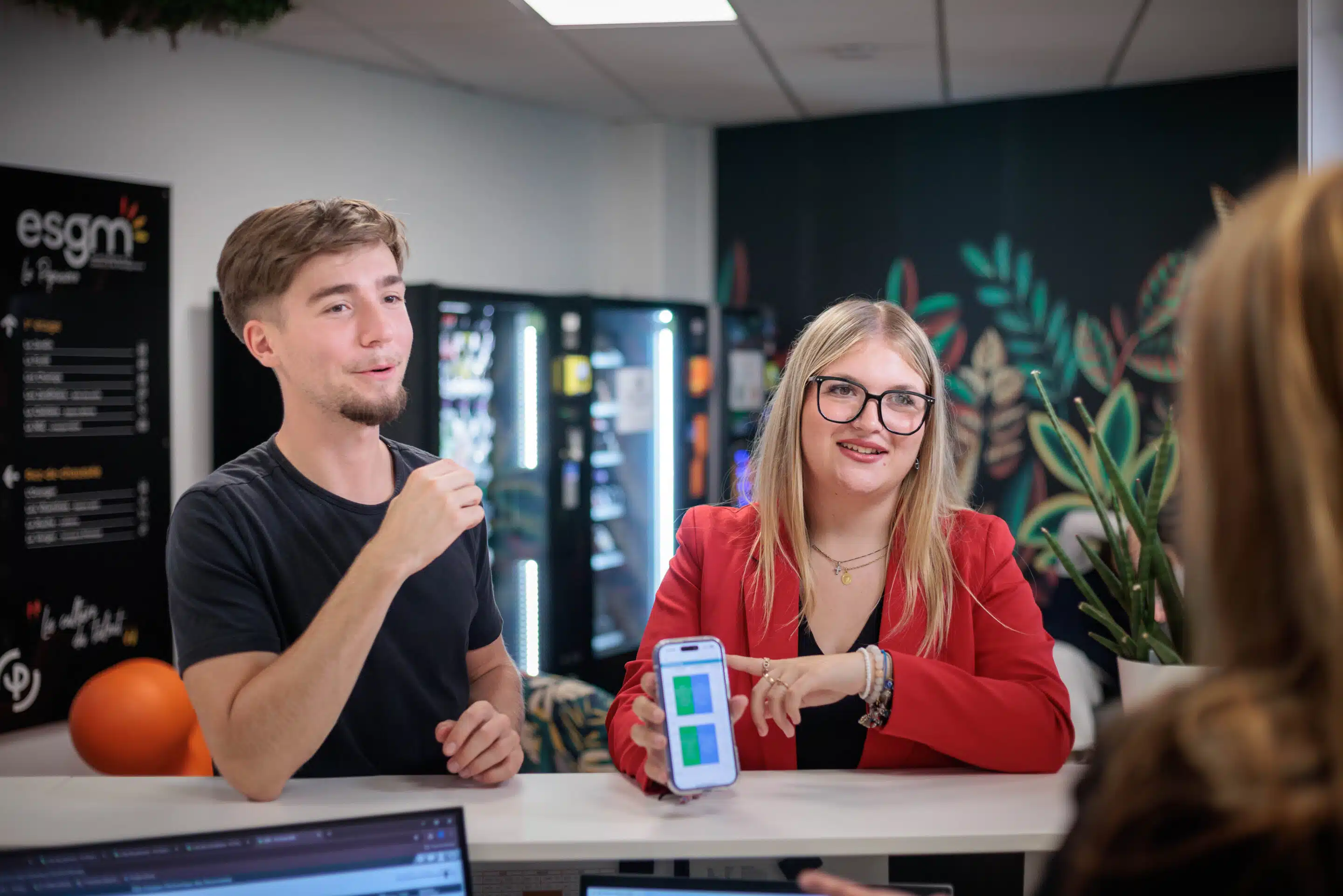 Des élèves de BTS prennent la pose au campus de l'Ecole Supérieure de Management et de Gestion. Mulhouse.