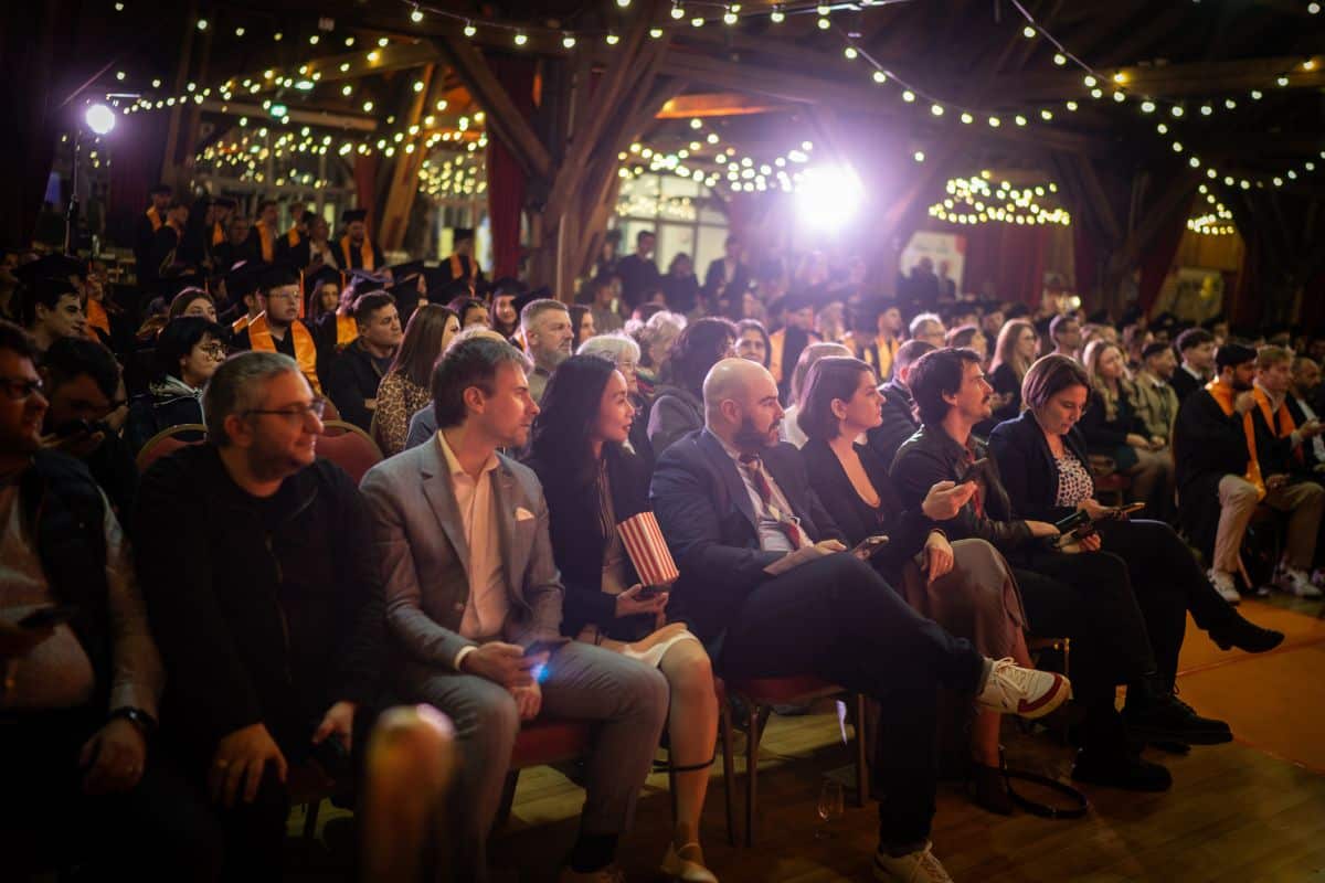 Public lors de la soirée de remise des diplômes de notre école de commerce Mulhouse