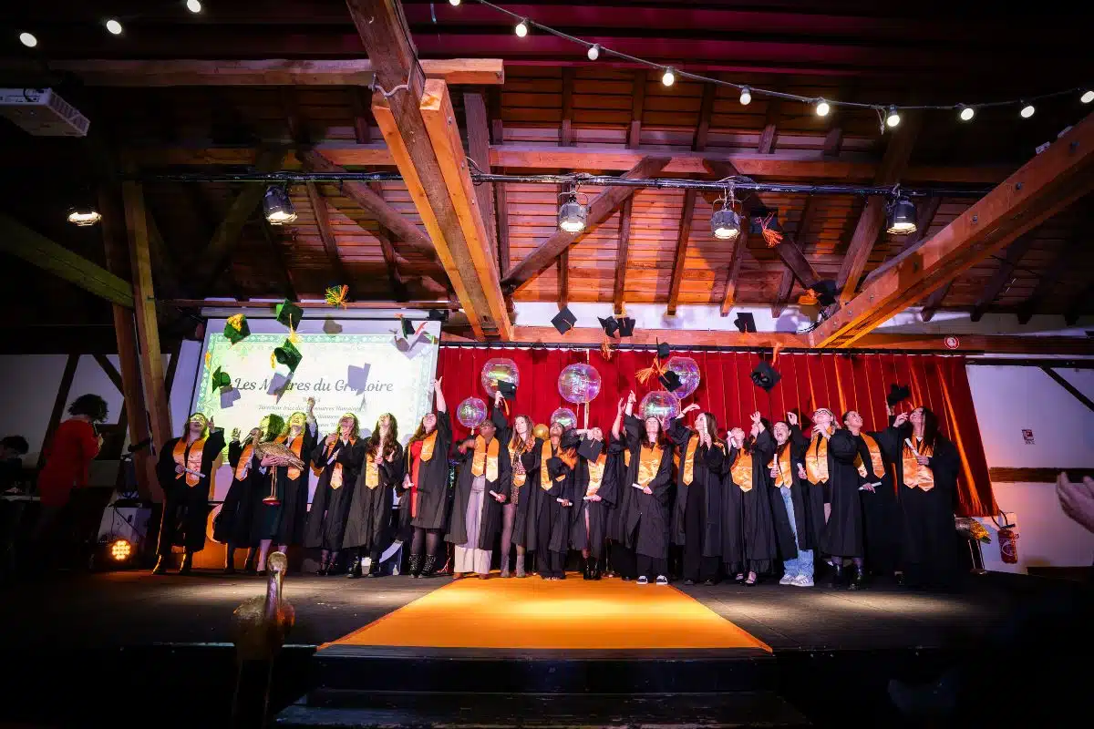 Remise des diplômes école de commerce Mulhouse lors du lancé de chapeau